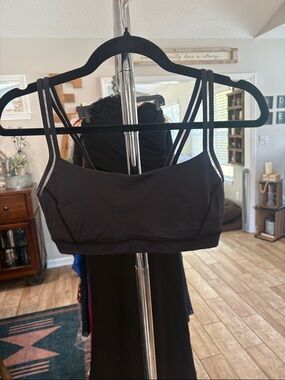 lululemon Black sports bra mesh strap accents size 6